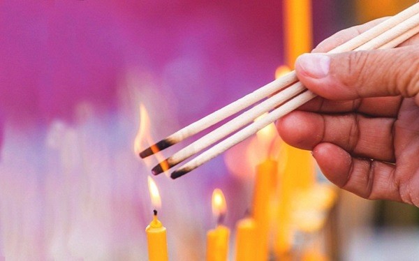 Tránh thắp hương với số lượng chẵn